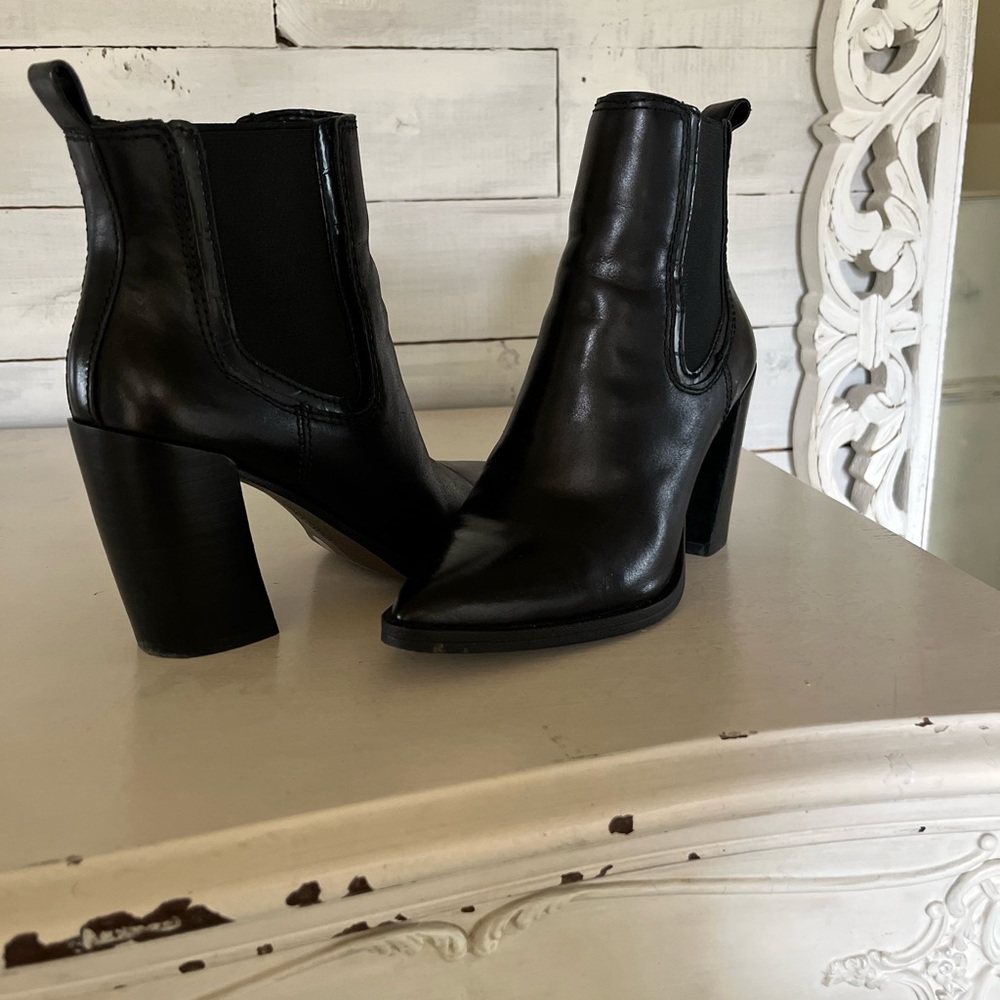 Vince Camuto leather booties size 5 1/2